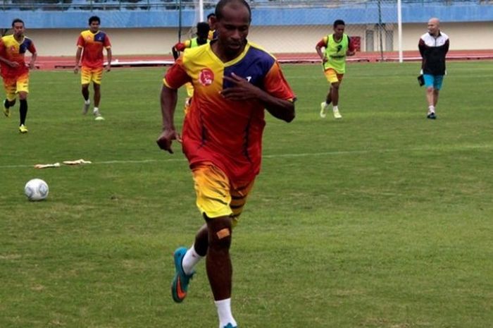 Eks pemain Timnas Indonesia, Elie Aiboy, berpartisipasi pada Charity Game 2016 di Solo dan Sleman.