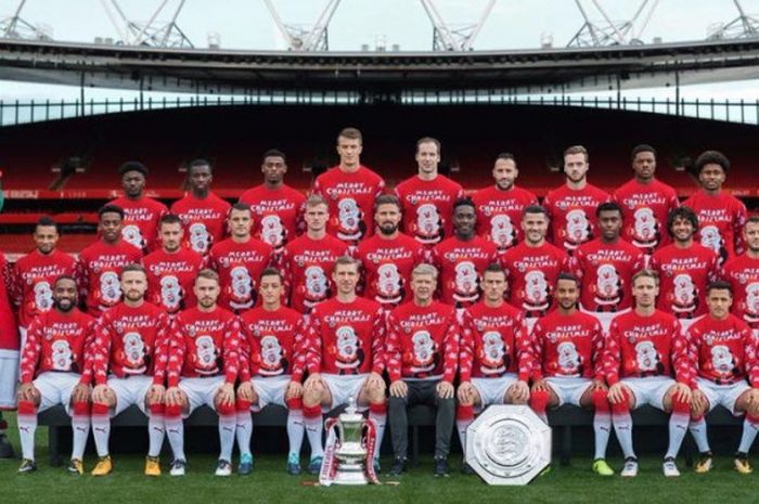 Skuat Arsenal berfoto menggunakan jumper natal