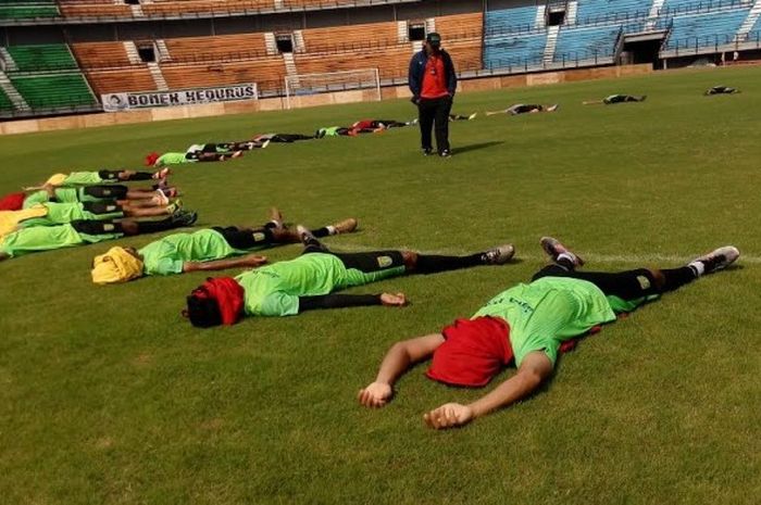 Pemain Persebaya saat melakukan latihan penguatan mental dan kepercayaan diri di Gelora Bung Tomo, Surabaya pada Rabu (18/4/2017) pagi.