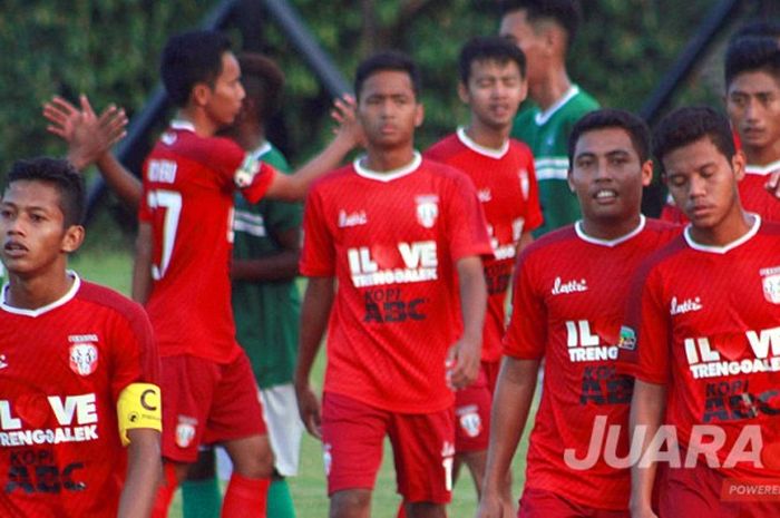 Pemain Persiga Trenggalek bersalaman dengan pemain klub ASIFA seusai melakoni pertandingan Liga 3 yang berakhir dengan skor imbang 1-1 di Lapangan Arhanud, Malang pada (11/5/2017).