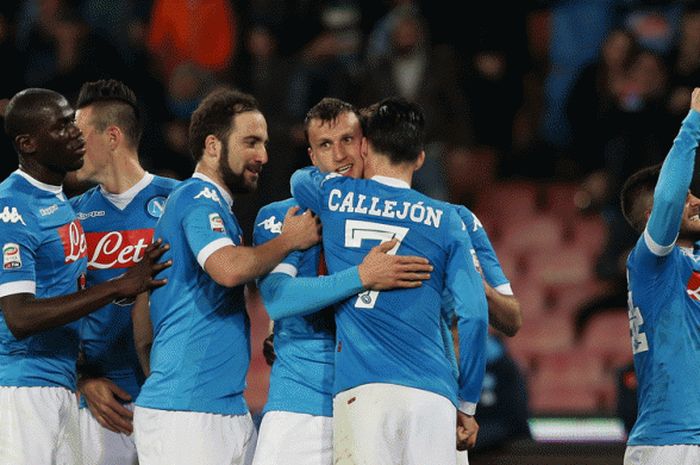 Vlad Chririches merayakan gol kedua timnya saat pertandingan Serie A antara SSC Napoli melawan AC Chievo Verona di Stadio San Paolo tanggal 5 Maret 2016, Naples, Italia. 