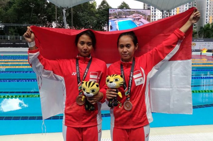 Atlet loncat indah yang turun nomor papan 3 meter synchro putri, Eka Purnama Indah dan Linadini Yasmin, berpose dengan medali perunggu yang mereka raih setelah memperoleh 223,56 poin di National Aquatic Centre, Bukit Jalil, Kuala Lumpur, Malaysia, Selasa (29/08/2017).