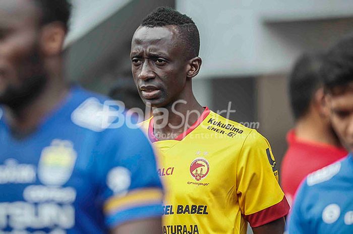  Gelandang Sriwijaya FC, Makan Konate, berjalan memasuki lapangan menjelang laga melawan Persib Bandung pada partai pembuka Piala Presiden 2018 di Stadion Gelora Bandung Lautan Api, Kab. Bandung, Selasa (16/1/2018). 