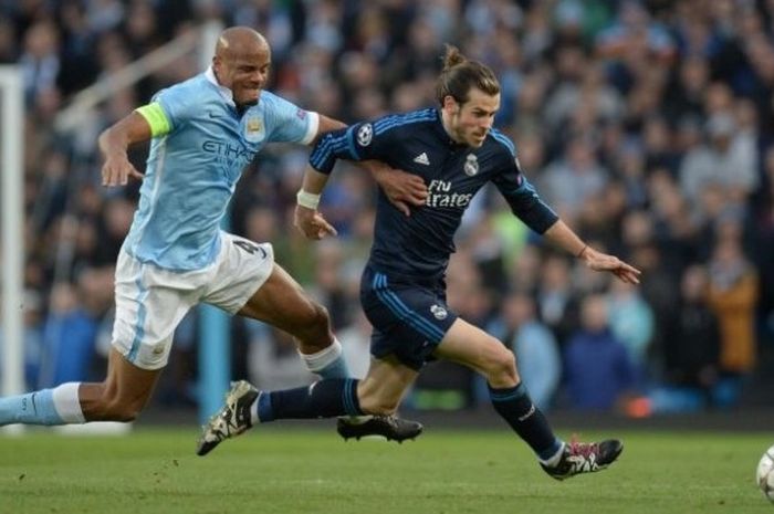 Kapten Manchester City, Vincent Kompany (kiri), mengejar winger Real Madrid, Gareth Bale, dalam laga leg pertama semifinal Liga Champions di Etihad Stadium, Manchester, Inggris, 26 April 2016.