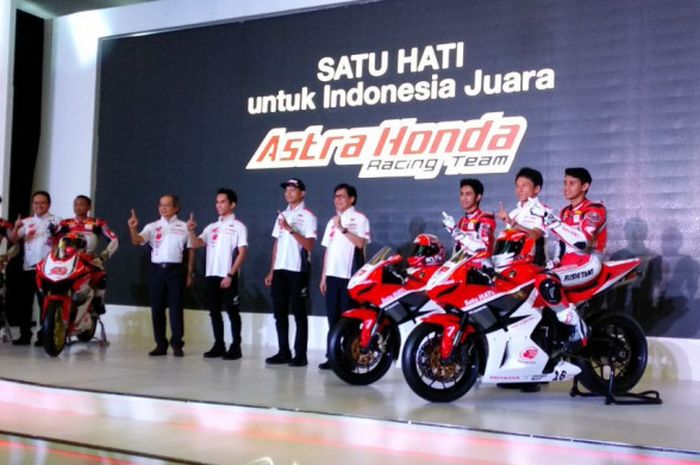 Sebagian pebalap Astra Honda Racing Team ditampilkan pada sesi peluncuran tim di JIExpo Kemayoran, Jakarta, Selasa (20/2/2018).