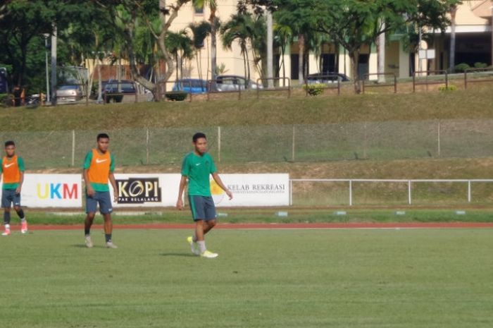 Gelandang timnas U-22 Indonesia, Evan Dimas (kanan) menjalani latihan sesi sore di Stadion UKM, Bangi, Selangor, Senin (14/8/2017). 