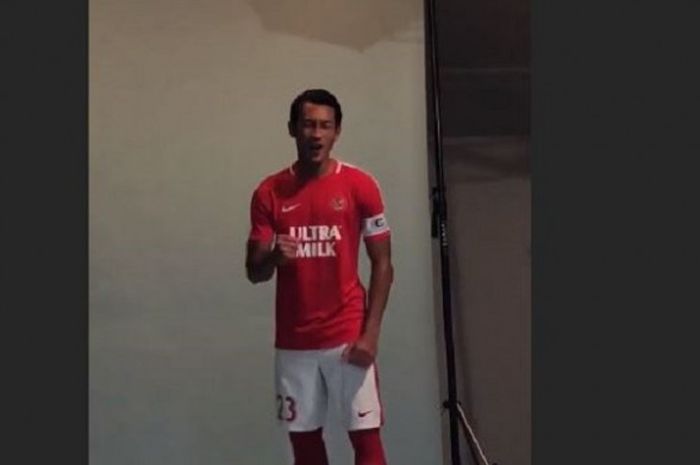 Hansamu Yama dalam sesi foto jersey timnas Indonesia