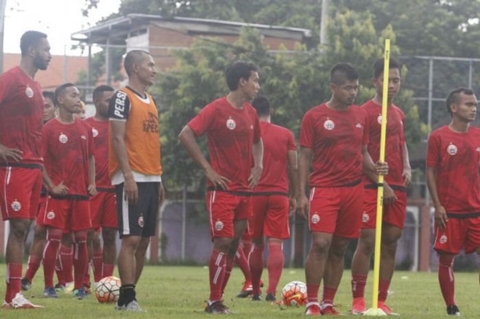 Rudi Widodo (rompi kuning), sudah gabung latihan Persija Jakarta, di Lapangan Banteng Seminyak, Kuta, Bali, Jumat (26/1/2018).