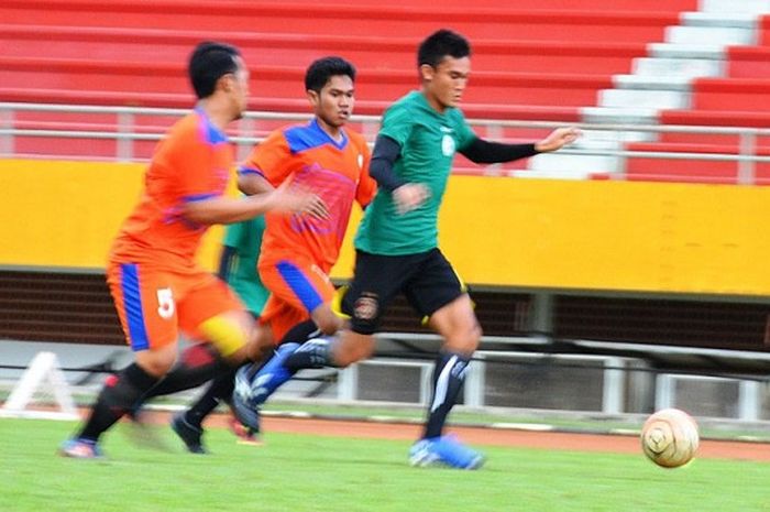 Pemain Sriwijaya FC, Airlangga (kanan), melewati dua pemain lawan, dalam laga ujicoba menghadapi pemain lokal Palembang, di Stadion Gelora Sriwijaya, Jakabaring, Kamis (2/2/2017).
