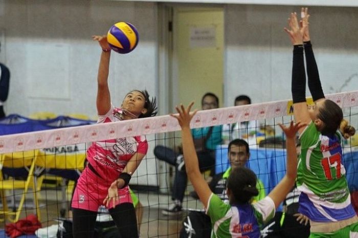 Pemain tim voli putri  Jakarta Pertamina Energi. Yasmin Nafsah, melakukan smes ke arah Batam Sindo BVN. Pertamina menang dengan 3-2 pada putaran kedua Seri III Proliga 2017 di GOR Ken Arok, Malang, Minggu (19/3/2017).