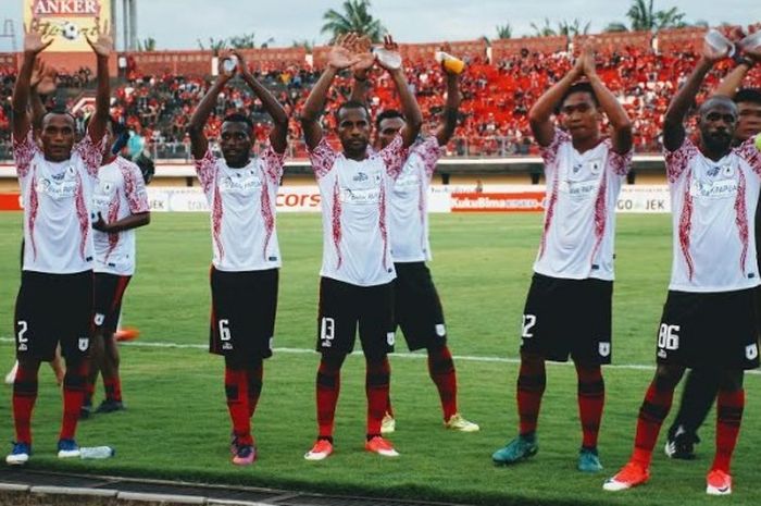 Para pemain Persipura melambaikan tangan ke arah suporter mereka yang datang mendukung langsung saat dijamu Bali United pada laga pekan kedua Liga 1 musim 2017 di Stadion Kapten I Wayan Dipta, Gianyar, Minggu (23/4/2017) sore. 