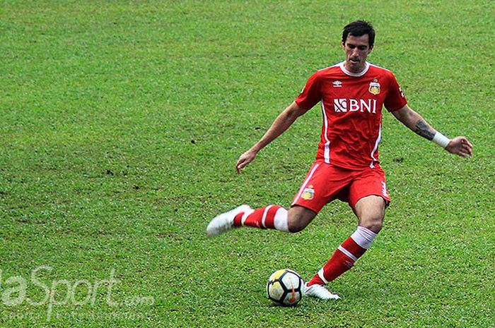 Aksi bek Bhayangkara FC, Vladimir Vujovic, dalam laga uji coba melawan tim PSPS Riau di Stadion PTIK, Jakarta, Jumat (7/9/2018).