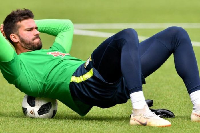 Kiper Brasil, Alisson Becker, saat menjalani sesi latihan tim di Stadion Ernst Happel, Vienna, 9 Juni 2018, menjelang duel uji coba kontra Austria.