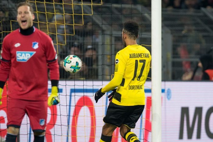 Striker Borussia Dortmund, Pierre-Emerick Aubameyang (kanan), mencetak gol ke gawang Hoffenheim dalam laga Liga Jerman di Dortmund, Jerman, pada 16 Desember 2017.