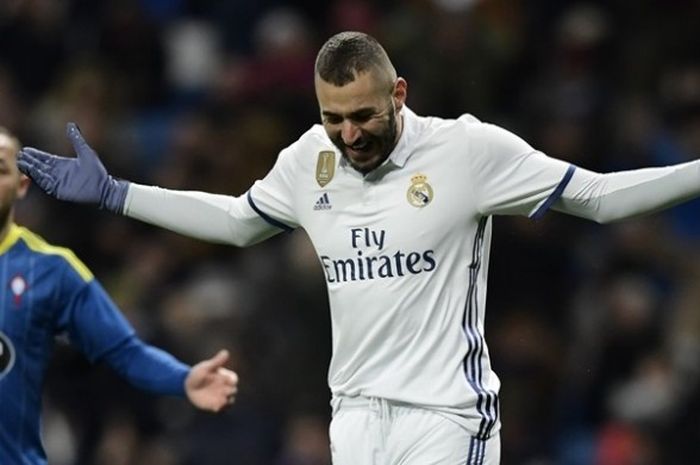 Reaksi striker Real Madrid, Karim Benzema, setelah gagal mencetak gol ke gawang Celta Vigo poada leg pertama babak perempat final Copa del Rey di Stadion Santiago Bernabeu, Madrid, Rabu (18/1/2017).