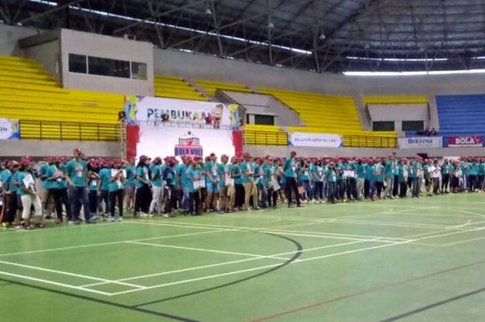 Suasana jelang Kejuaraan Nasional Bola Voli Antar Klub U-17 di GOR Amongraga, Yogyakarta.