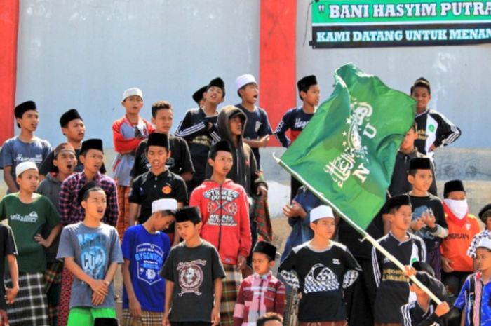 Suporter dari pondok pesantren Bani Hasyim fc memberikan dukungan dengan bersholawat. 