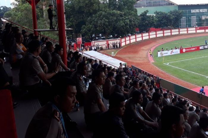 Stadion PTIK Membeludak saat laga Bhayangkara FC Vs PS Tira, Jumat (4/5/2018) 