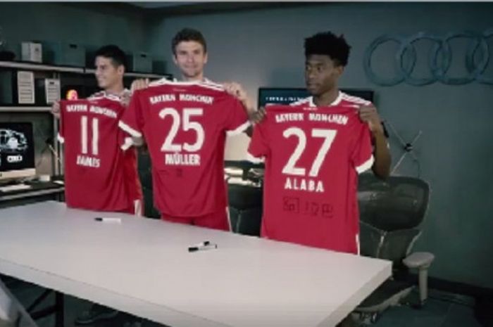 tiga pemain Bayern Muenchen ketika diminta menulis pakai bahasa mandarin