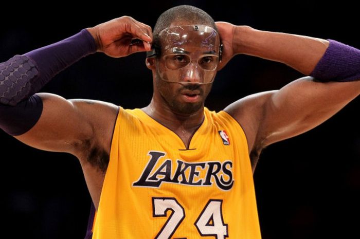 Pebasket NBA dari klub LA Lakers, Kobe Bryant, mengenakan topeng pelindung wajah dalam pertandingan 