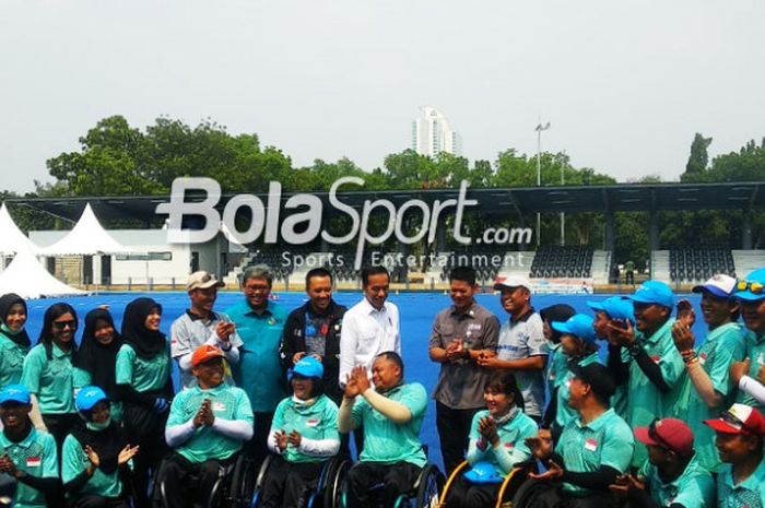 Presiden RI Joko Widodo (kemeja putih) mengunjungi tempat latihan cabang olahraga lawn bowls dalam persiapan Asian Para Games 2018, di Lapangan Hoki Gelora Bung Karno, Senayan, Jakarta, Kamis (27/9/2018).