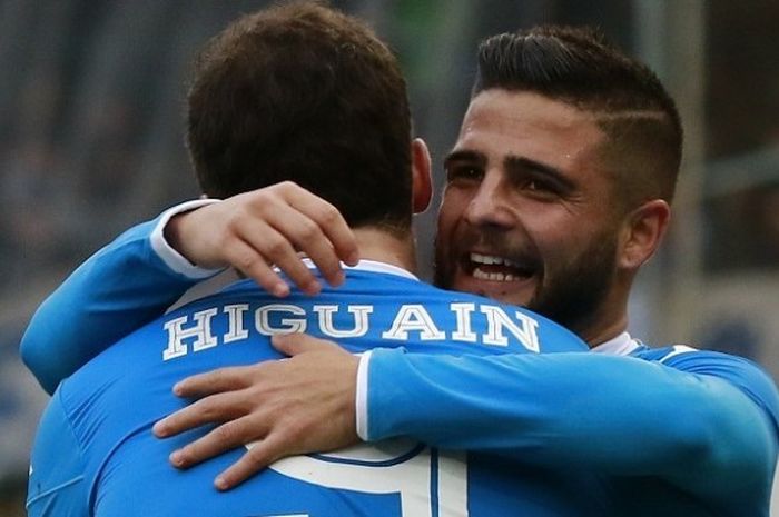 Pemain Napoli, Lorenzo Insigne (kanan), berpelukan dengan Gonzalo Higuain, seusai mencetak gol ke gawang Empoli, pada laga Serie A di Stadion San Paolo, minggu (31/1/2016).