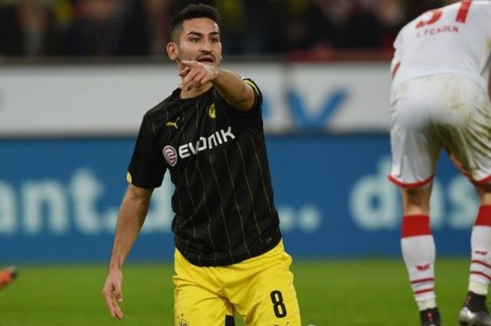 Gelandang Borussia Dortmund, Ilkay Guendogan, berekasi pada laga Bundesliga melawan Koeln pada 19 Desember 2015.