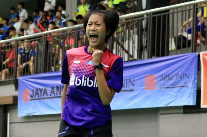 Pebulu tangkis tunggal putri Indonesia, Putri Kusuma Wardani, bereaksi saat memenangi laga atas Insyirah Khan: 21-14, 21-16 di partai ketiga melawan Singapura pada Kejuaraan Asia Junior 2018, Minggu (15/7/2018).