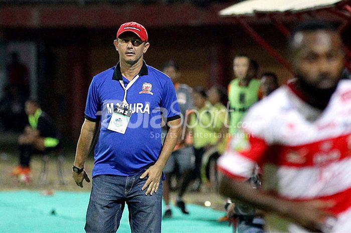 Pelatih Madura United, Gomes de Oliviera, mengamati jalannya laga antara timnya melawan Pusamania Borneo FC di Stadion Ratu Pamellingan Pamekasan, Jawa Timur, Jumat (13/10/2017) malam.