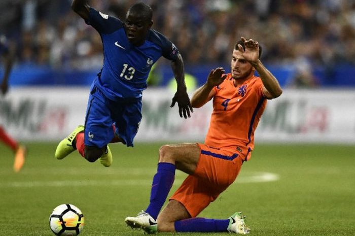 Bek timnas Belanda, Wesley Hoedt, berduel memperebutkan bola dengan pemain Prancis, N'Golo Kante, pada laga Kualifikasi Piala Dunia 2018 di Paris, Prancis, pada 31 Agustus 2017.