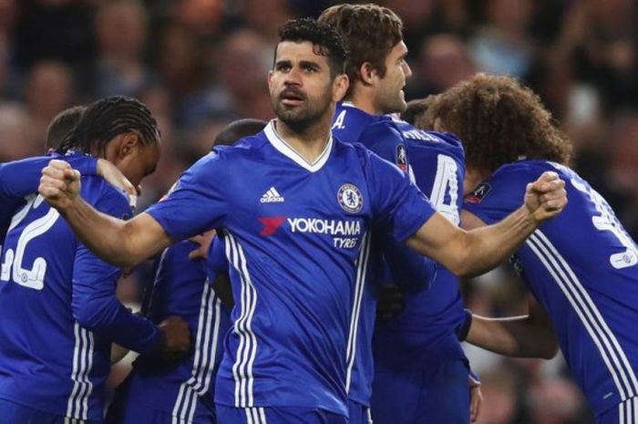 Striker Chelsea, Diego Costa, bersama rekan-rekanya merayakan gol yang berhasil dicetak N'Golo Kante ke gawang Manchester United dalam pertandingan perempat final Piala FA 2016-2017 di Stadion Stamford Bridge, London, Inggris, pada Senin (13/3/2017).