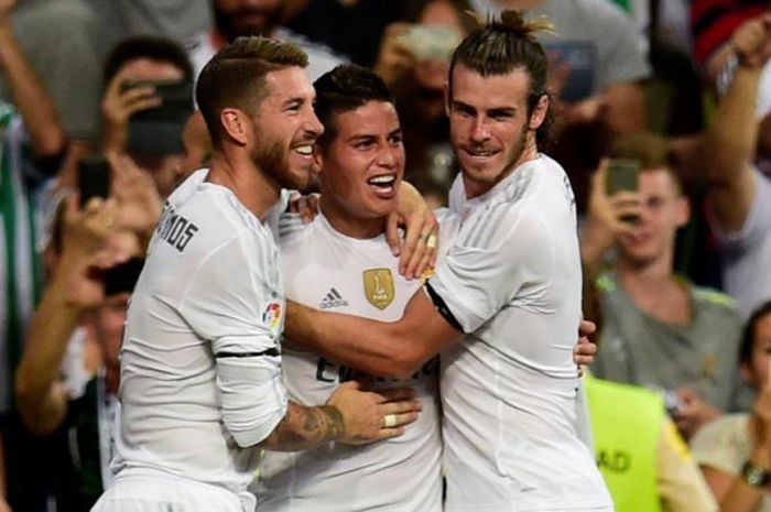  Sergio Ramos (kiri), James Rodriguez, dan Gareth Bale, merayakan gol ke Real Madrid ke gawang Real Betis dalam partai Liga Spanyol di Santiago Bernabeu, Madrid, 29 Agustus 2015. 