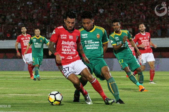 Bek Sriwijaya FC, Hamka Hamzah mengawal ketat pemain Bali United, Stefano Lilipaly (depan) dalam laga pekan ketujuh Liga 1 2018 di Stadion Kapten I Wayan Dipta, Gianyar, 5 Mei 2018. 