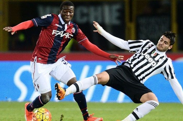 Aksi gelandang Bologna, Amadou Diawara (kiri), merebut bola dari penyerang Juventus, Alvaro Morata, dalam laga Serie A di Bologna, 19 Februari 2016.