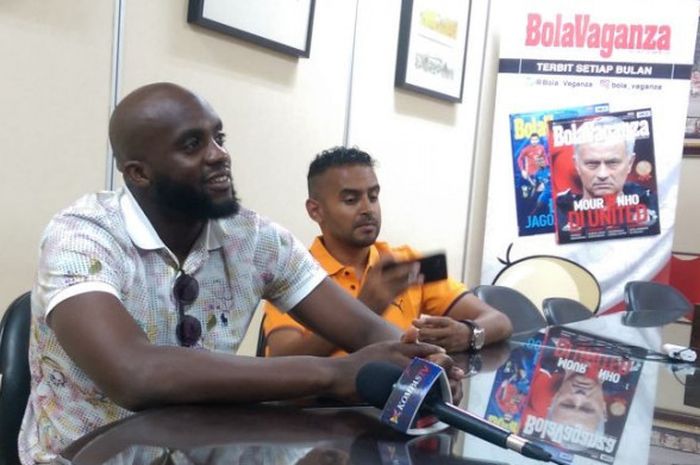Gelandang Mitra Kukar, Mohamed Sissoko, pada sesi interview dengan BolaSport pada kunjungan ke kantor redaksi Tabloid BOLA di Palmerah Barat, Jakarta, pada Senin (9/10/2017).