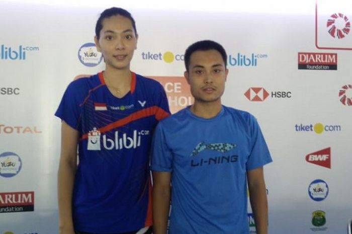 Pasangan ganda campuran Indonesia, Hafiz Faisal/Gloria Emanuelle Widjaja, berpose setelah memastikan diri ke babak perempat final Indonesia Open 2018 yang berlangsung di Istora Senayan, Jakarta, Kamis (5/7/2018).