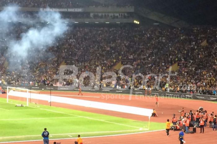 Asap hasil letusan petasan berukuran besar yang mewarnai perayaan gol Malaysia pada laga semifinal SEA Games 2017 di Stadion Shah Alam, Sabtu (26/8/2017).