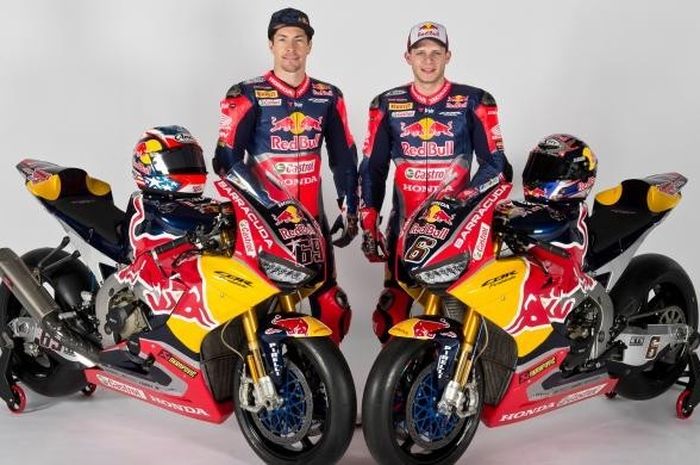 Pebalap Honda World Superbike, Nicky Hayden (kiri) dan Stefan Bradl, berpose dengan motor yang akan mereka pakai pada Kejuaraan Dunia Superbike (WSBK) 2017 saat peluncuran tim di Salzburg, Austria, Senin (6/2/2017).