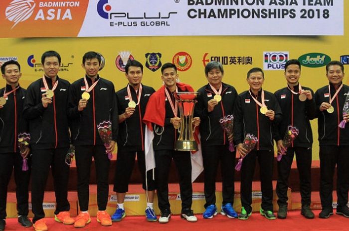 Tim bulu tangkis putra Indonesia berpose dengan piala yang didapat sebagai juara pada Kejuaraan Beregu Asia di Stadium Sultan Abdul Halim, Alor Setar, Kedah, Malaysia, Minggu (11/2/2018)