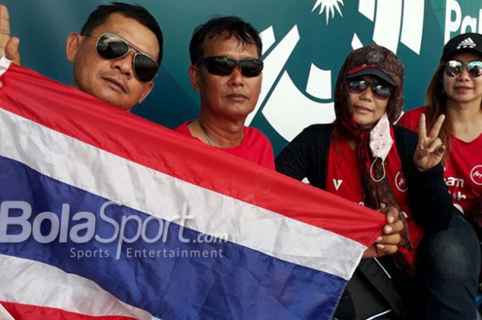 Somchai (dua dari kiri) bersama 3 kerabat terbang dari Bangkok ke Palembang untuk dukung tenis Thailand pada Rabu (22/8/2018) di Tennis Court, Kompleks Jakabaring, Palembang, Sumatra Selatan.