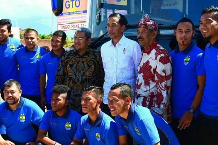 Presiden Joko Widodo berfoto bersama  pemain dan tim official Persib Bandung