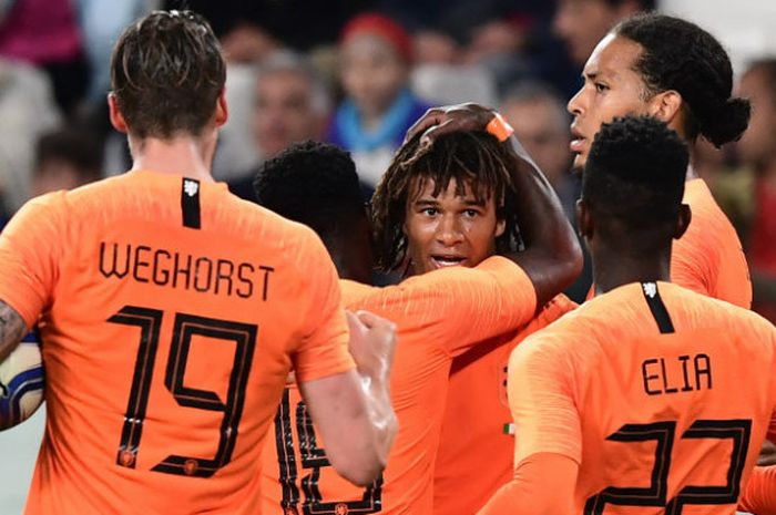 Bek Belanda, Nathan Ake, melakukan selebrasi seusai mencetak gol ke gawang Italia dalam laga di Juventus Stadium, Senin (4/6/2018)