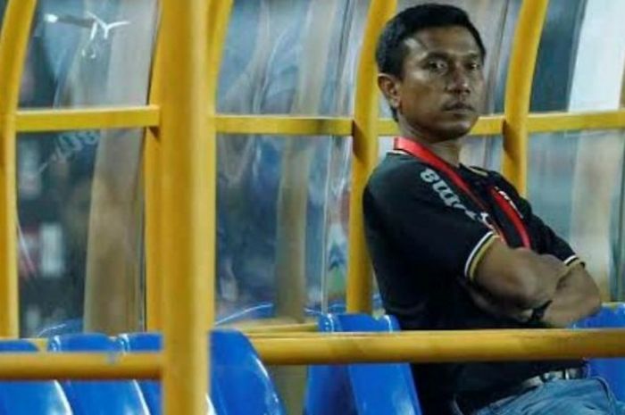 Eks pelatih Sriwijaya FC, Widodo Cahyono Putro saat menyiapkan latihan khusus untuk lini pertahanan timnya sebelum dijamu Bhayangkara Surabaya United di Stadion Gelora Delta, Sidoarjo, Minggu (22/5/2016).