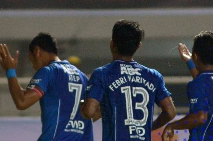 Selebrasi trio Persib: Atep, Febri Hariyadi, dan Gian Zola untuk merayakan gol ke gawang Semen Padang pada laga perebutan peringkat tiga Piala Presiden 2017 di Stadion Pakansari, Cibinong, Kab Bogor pada Sabtu (11/3/2017) malam. 