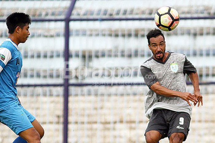 Aksi gelandang Persela asal Brasil, Diego Assis (kanan), saat melakoni laga uji coba kontra Lamongan FC di Stadion Surajaya Lamongan, Jumat (22/2/2018).