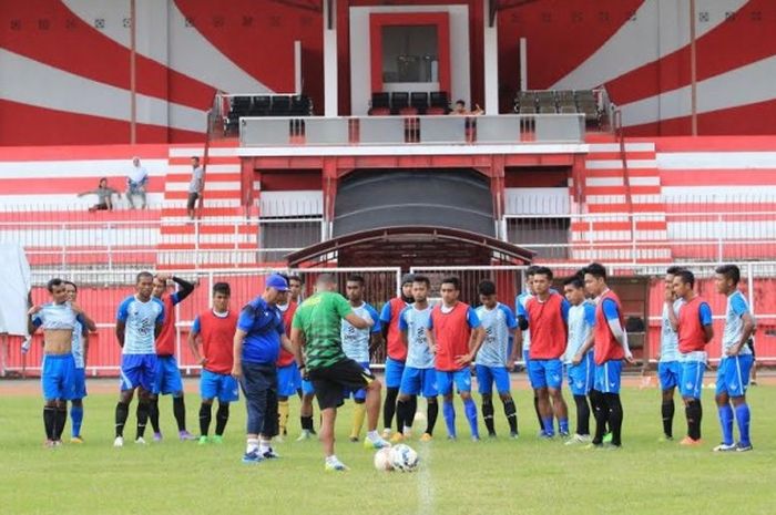 Pelatih Persegres, Hanafi (topi biru) memimpin anak asuhnya pada sesi uji lapangan resmi di Stadion Gelora Supriyadi, Kota Blitar, Minggu (12/3/2017) sore.  