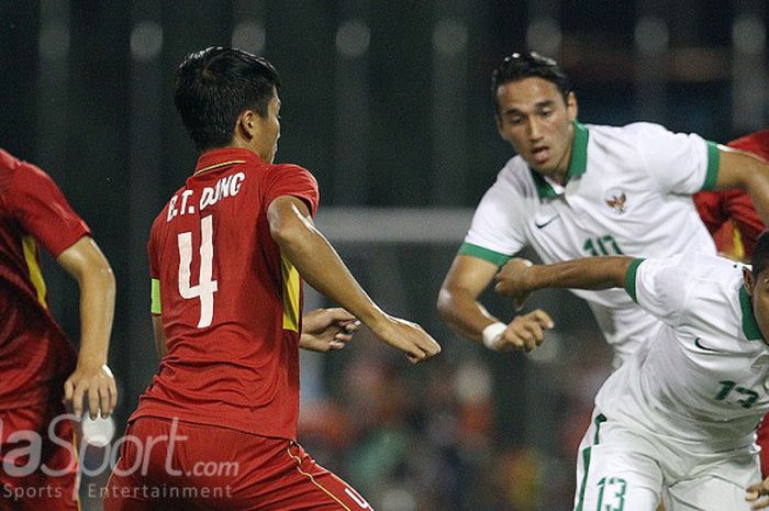 Dua pemain Timnas U-22, Ezra Walian (10) dan Febri Hariyadi, sedang bertarung melawan tiga pemain Vietnam dalam pertandingan SEA Games 2017.