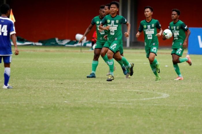 Para pemain Sumut U-15 seusai mencetak satu-satunya gol mereka ke gawang Jabar U-15 pada final Piala Soeratin U-15 2017 di Stadion Maguwoharjo, Sleman, 28 Oktober 2017. 