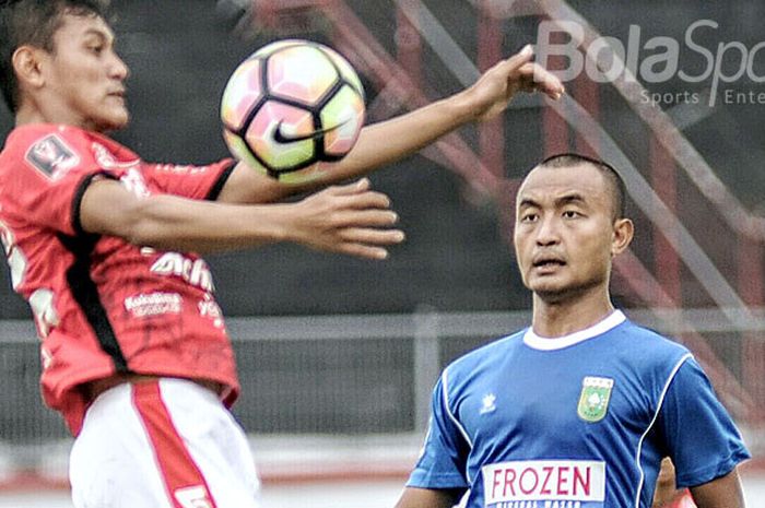 Bek PSPS, Wahyu Kristanto (kanan), mengawasi striker Bali United, Martinus Novrianto (kiri) saat berusaha mengontrol bola dalam laga Grup D Piala Presiden 2018 di Stadion Kapten I Wayan Dipta, Gianyar, Rabu (24/1/2018).