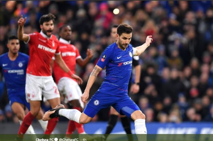 Gelandang Chelsea, Cesc Fabregas saat mengeksekusi penalti dalam laga melawan Nottingham Forest, pad